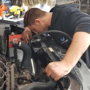 מור מבצע תיקון נזילת מים ברכב לרכב מסוג ג'יפ של חברת יונדאי